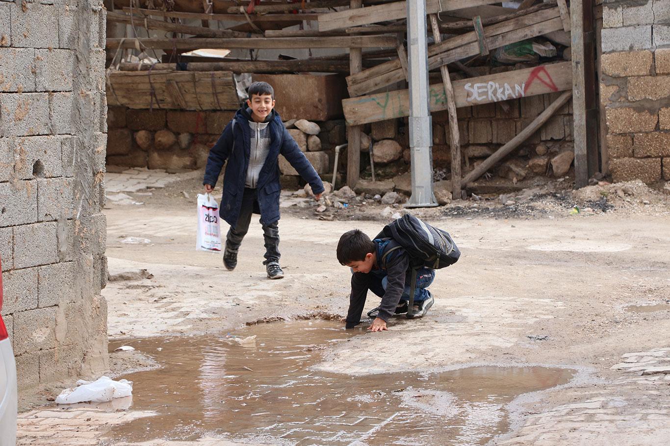 Mardin'de patlayan su şebekesinin onarılmaması tepkilere neden oldu Mardin'de patlayan su şebekesinin onarılmaması tepkilere neden oldu